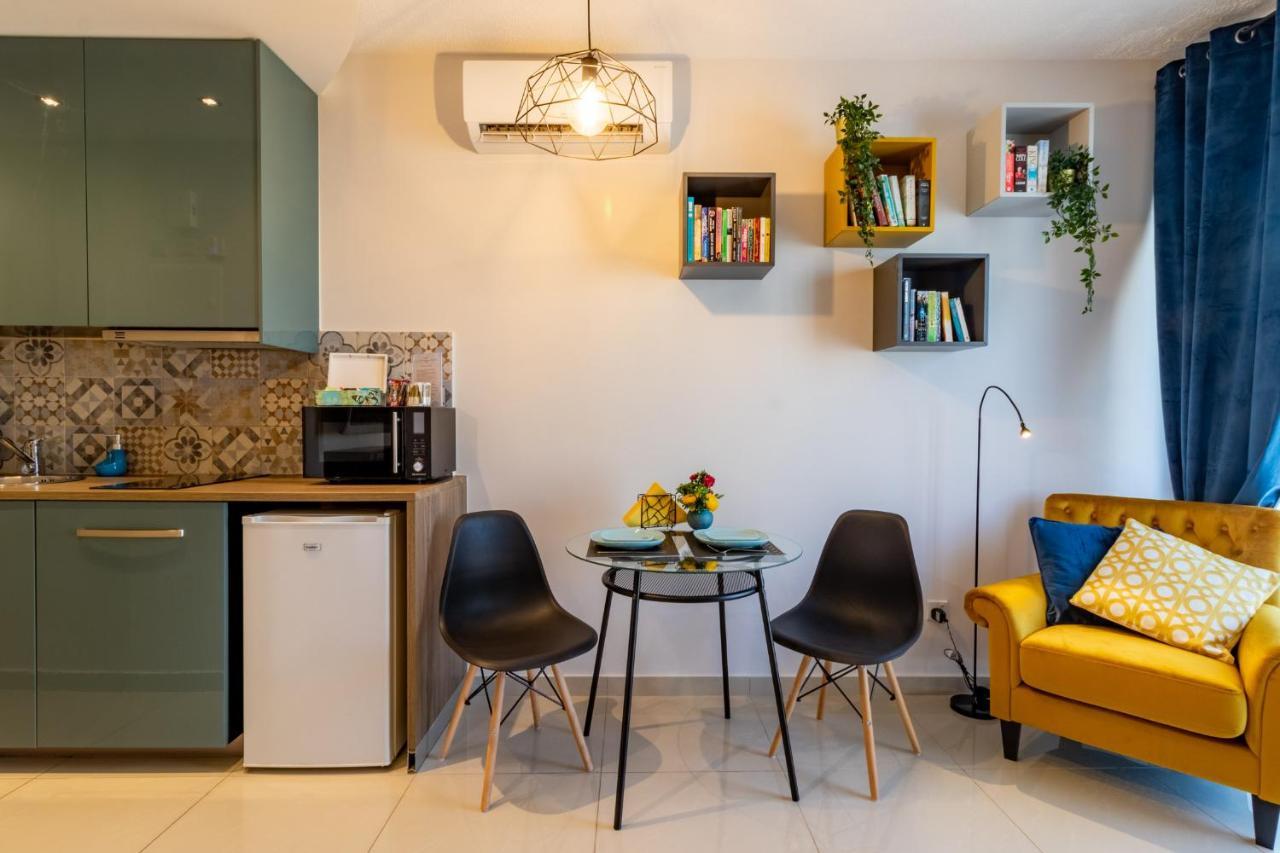 Light House - Seafront Cosy Studio With Library Paphos Buitenkant foto