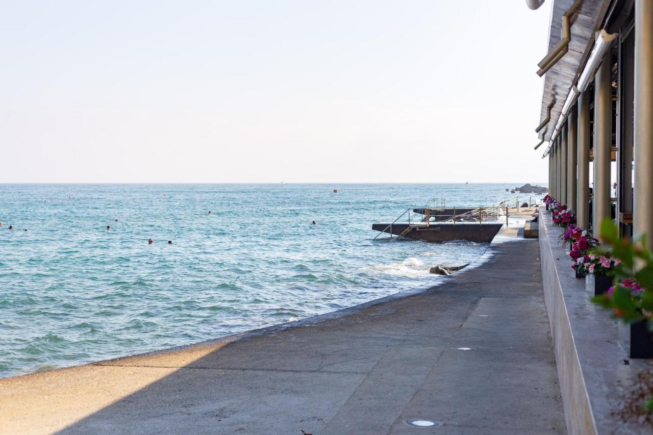Light House - Seafront Cosy Studio With Library Paphos Buitenkant foto
